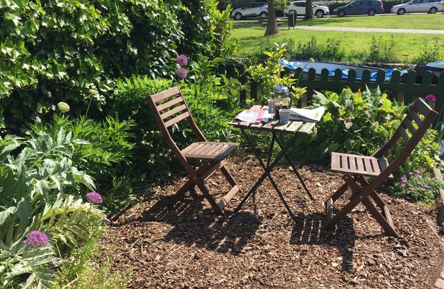 Canalside Cottage with garden by the water. Near Amsterdam