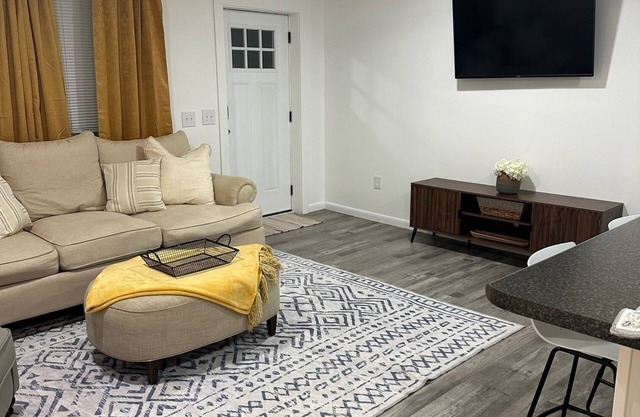 Canary Cottage in Beautiful Ailey, GA