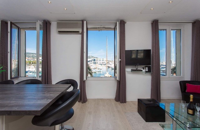 CANNES CENTER, IDEAL CONGRESS, HOLIDAYS, MODERN APARTMENT FACING THE OLD PORT