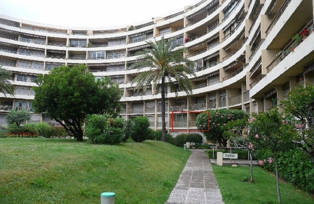 Cannes la Bocca Beau T2 close to the sea.