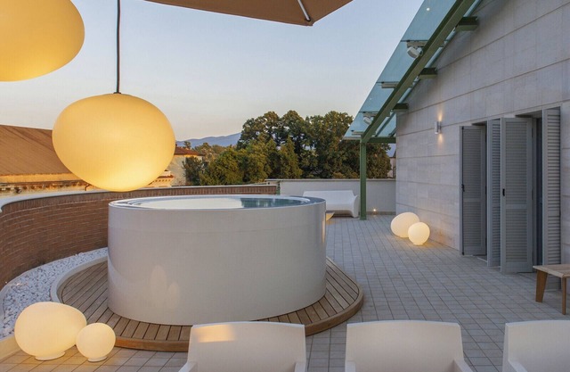 Canticle Lucca Luxury Apartment with Elevator, Terrace, Parking and Jacuzzi