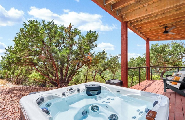 Canyon Lake Tree House: Modern 2BR Luxury w/ Hot Tub, Decks & Stunning Views