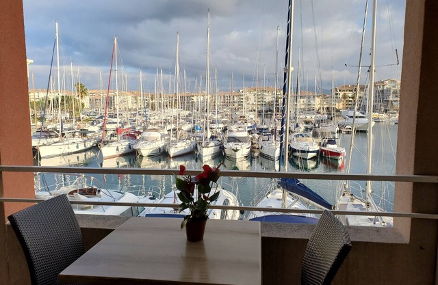 Cap Hermès Studio Magnificent Port View 30m2 air-conditioned 3 people swimming pool beaches parking