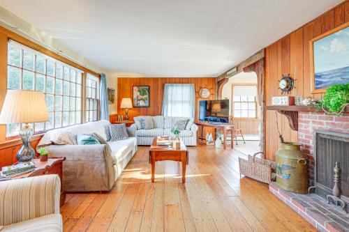 Cape Cod Cottage with Private Dock on Bass River
