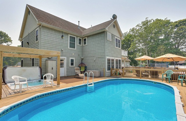 Cape May Getaway w/Private Deck & Hot Tub!