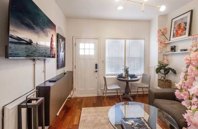 Capitol Hill Modern 2BR with outdoor space