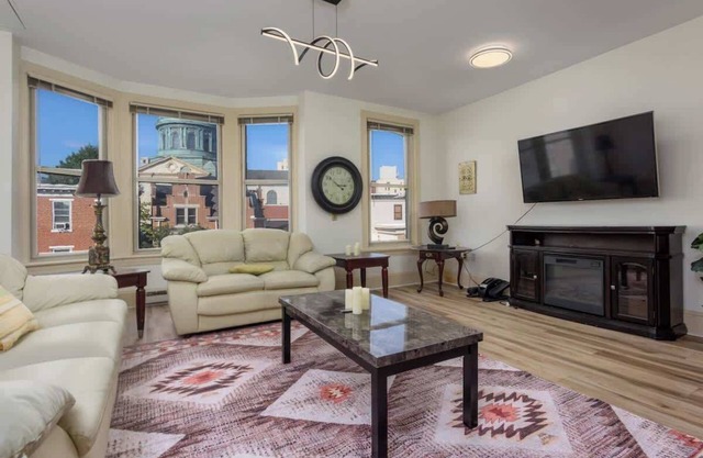 Capitol View Retreat - 3F, Fast Wi-Fi, Cozy