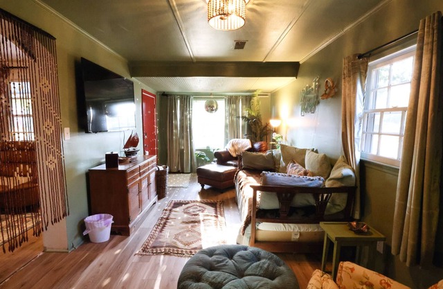 Captain's Quarters-Beautiful Home minutes to Folly