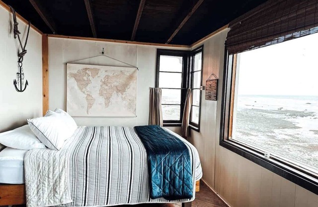 Captains Quarters Olympic Beach Cabin on the Strait of Juan De Fuca