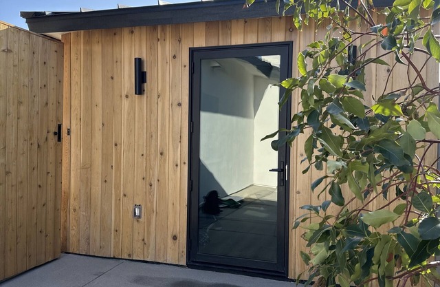 Cardiff Swamis Beach Studio: Perfect Location!