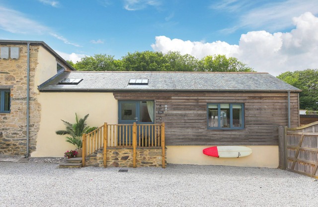 CARINES BARNS - TRE, pet friendly, luxury holiday cottage in Cubert