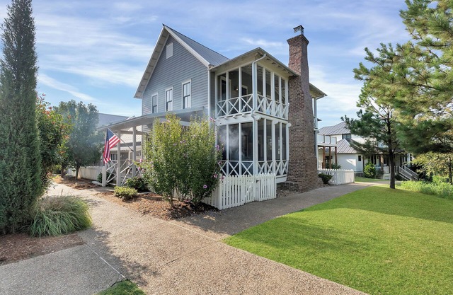 CARLTON LANDING! 3-bedroom house with Partial lake views in Carlton Landing