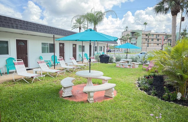 🌴Carousel Suite #5 – Your Beachy Hideaway in Redington Shores! 🏖️ Steps to the Beach!