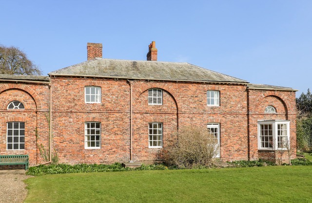 CARR COTTAGE, pet friendly, character holiday cottage in Bridlington