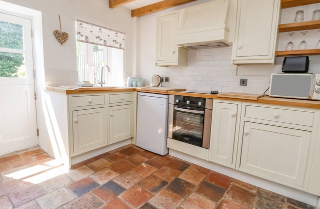 CARREG COTTAGE, pet friendly, character holiday cottage in Mold