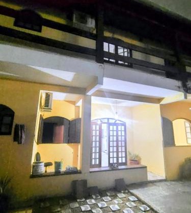 Casa amarela com fundos para seminário