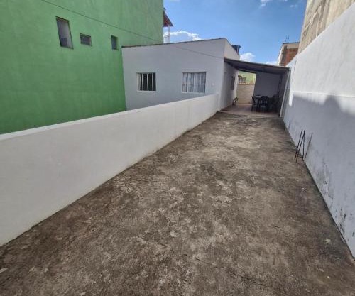 Casa ampla e com garagem