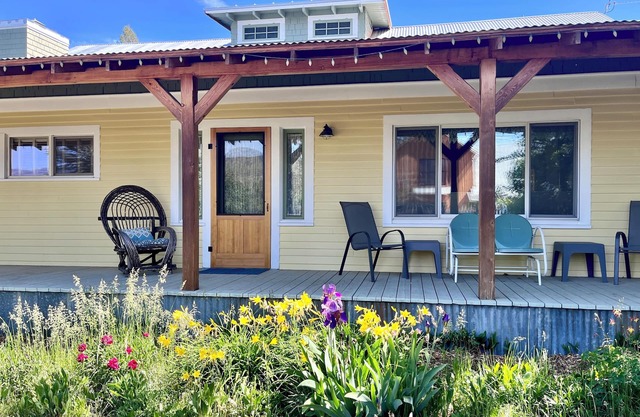 Casa Bogart-Dog Friendly, 3 Bedroom, Sits 1 Block Above heart of Winthrop!