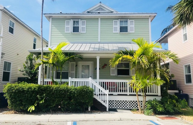 Casa Capri Beautiful Tropical with 3 King Suites - 2 miles to beach