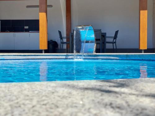 Casa con piscina climatizada y barbacoa