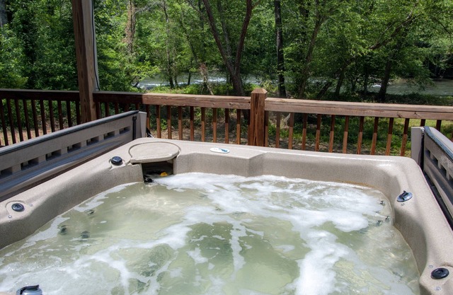 Casa del Rio 3 bedroom cabin with hot tub and internet on the Hiwassee River