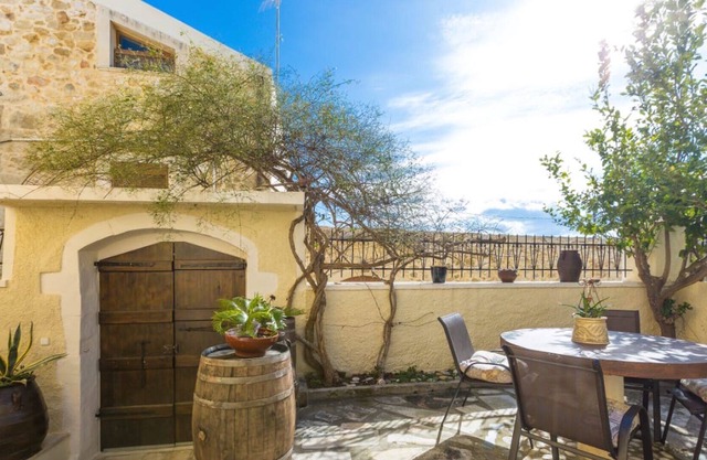 Casa Dorata: Quiet, unique beauty at a picturesque village close to Rethymnon.