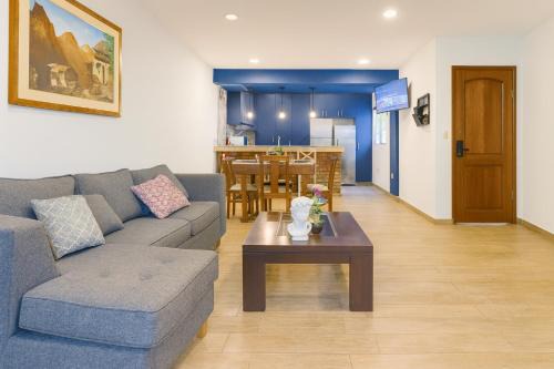 Casa estilo americano cerca del Shopping Mariscal con 2 garajes y WiFi