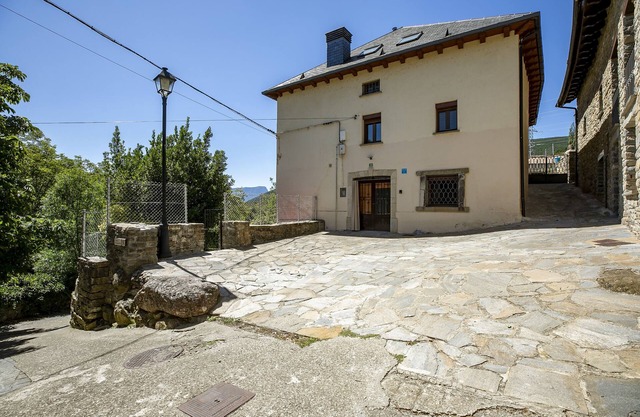 Casa Feli: Apartamento con Jardín Privado en los Pirineos