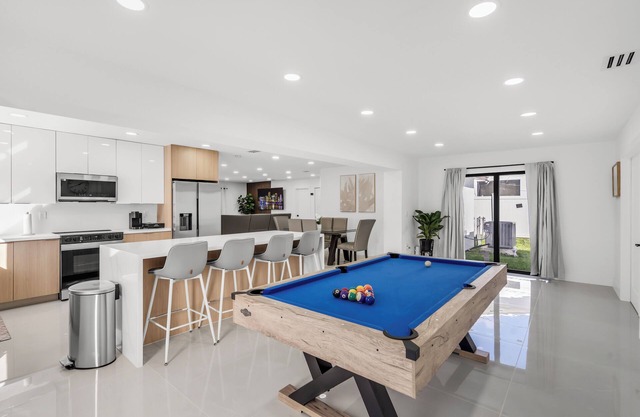 Casa Haven: 5 BDR, 9 beds, 6 miles to beach