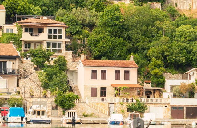 Casa Kamik - charming 19th century stone house, 50m from the sea. Sleeps 4+2.