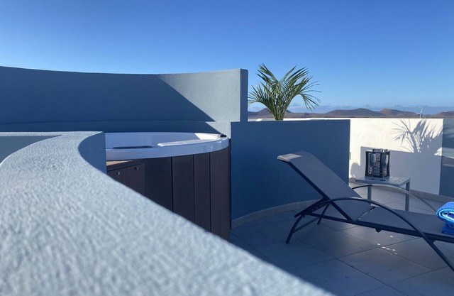 CASA MAGMA: apartment with roof terrace, private Jacuzzi, ocean & volcano views