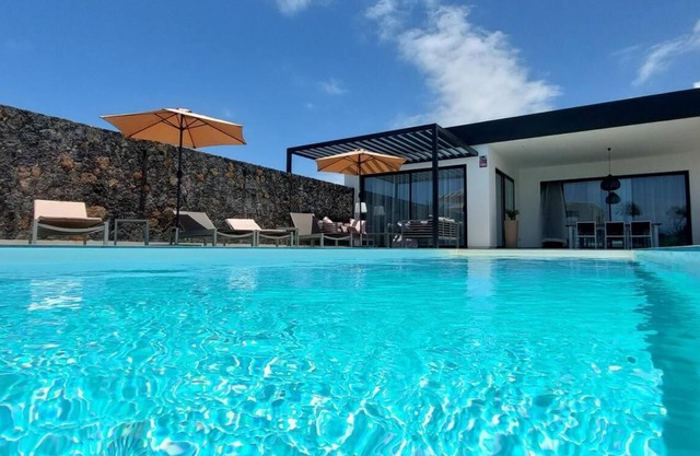 CASA NIDO - Modern, very spacious villa with heated pool