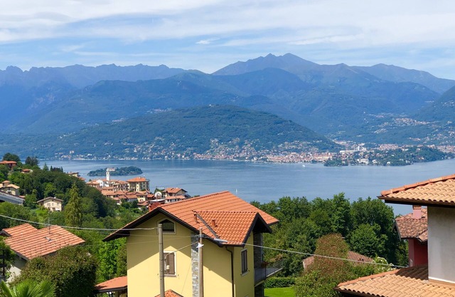 'Casa Pedum'- large apartment with panoramic views of Lake Maggiore + mountain