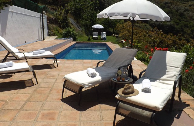 Casa rural rodeada de arboles frutales con piscinas privadas y wifi