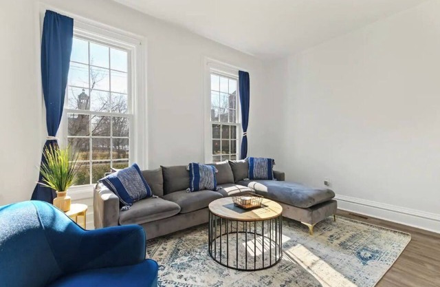 Casa Soleada in East Rock |King Bed| Near DT and Yale SOM | Free parking