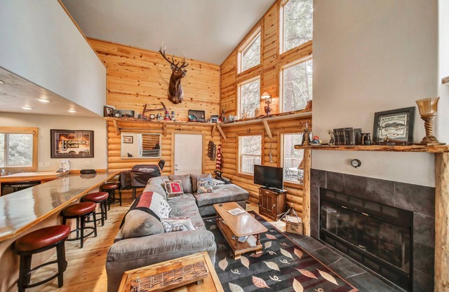 Cascade Log Cabin - Idaho Mountain Getaway - Sleeps 10