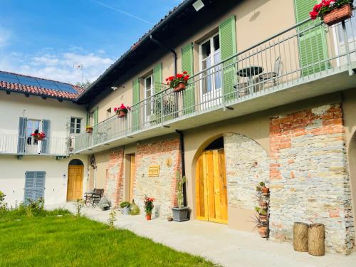 Cascina Piandamiane, soggiorno sostenibile e charme d'epoca nella natura delle Langhe