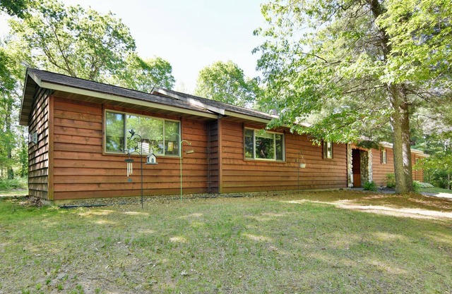 Casey Lodge- cozy cabin nestled on 13 wooded acres