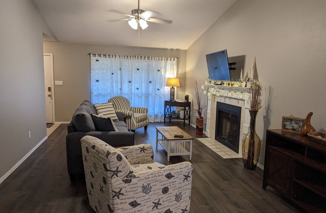 Casey's Corner - Convenient to I-10, Airport, Downtown, Colleges, Beaches, +more