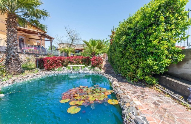 Casina del Forno with pool between Catania and Syracuse, hub for eastern Sicily