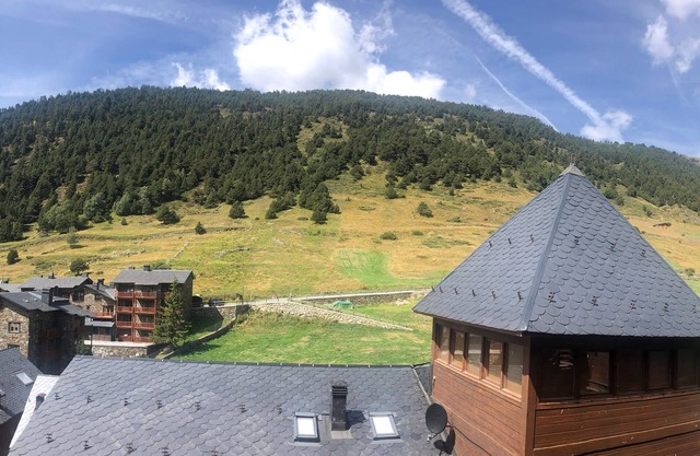 Casita de madera a Peu del Riu Incles. Sol y Nieve