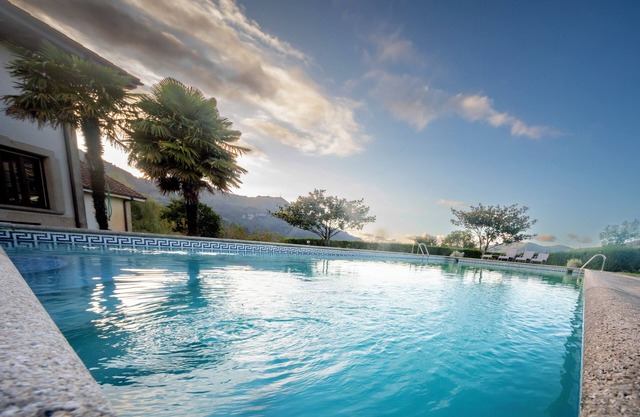 Casona Cántabra con Piscina, Padel, Mucho Campo y Grandes Espacios Interiores!