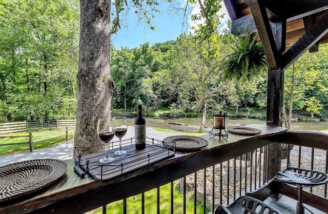 CastAway Waterfront Rustic Cabin Very Private With Outdoor Cabana