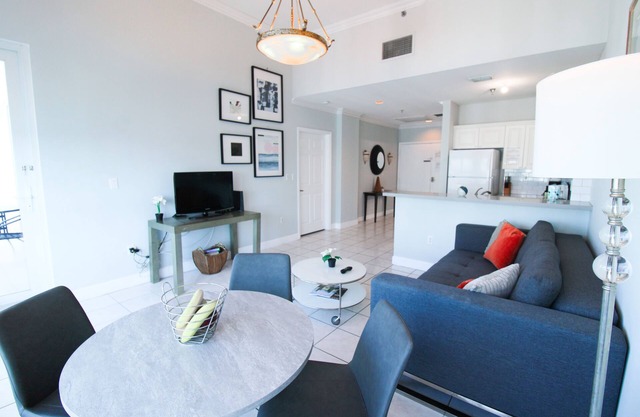 Castle Ph12 Bay View Penthouse, Pool, Gym and Beach Access, and Free valet parking!