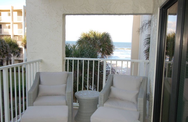 Castle Reef 317 Large 1 Bedroom Condo Great Ocean View on Car Free Beach