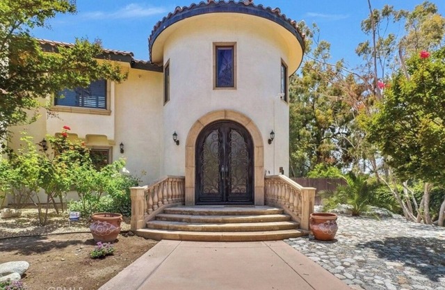 Castle with 6 bedrooms and Pool, Theater and Tennis Court in serene Claremont
