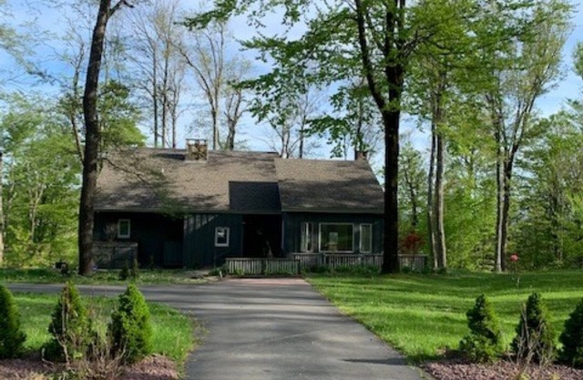 Catskills Secluded Treehouse with stunning views near Livingston Manor