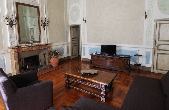 Cavallotti16. Large 17th century apartment in the historic center of Parma
