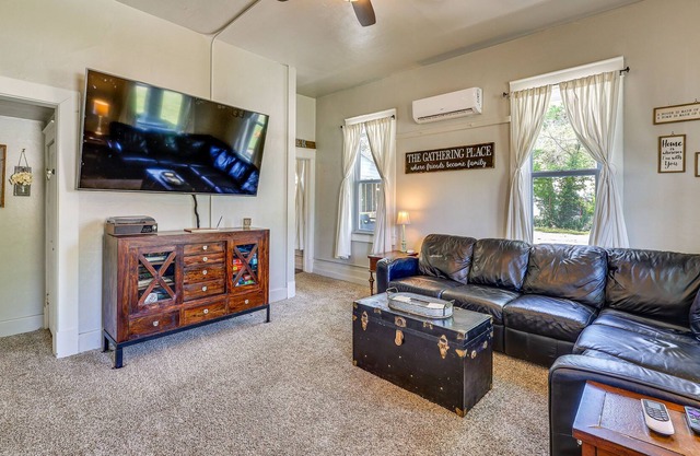 Cave Springs Home ~ 16 Mi to Razorback Stadium!