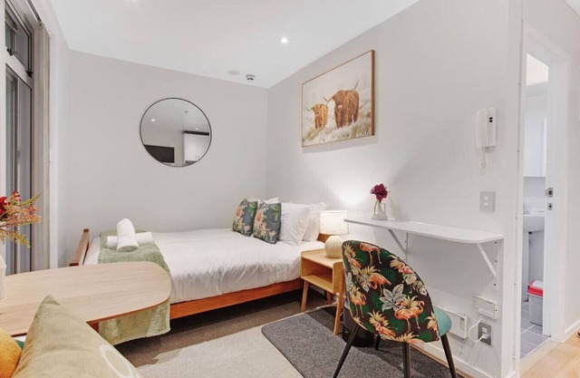 CBD Studio with Full Kitchen and Laundry